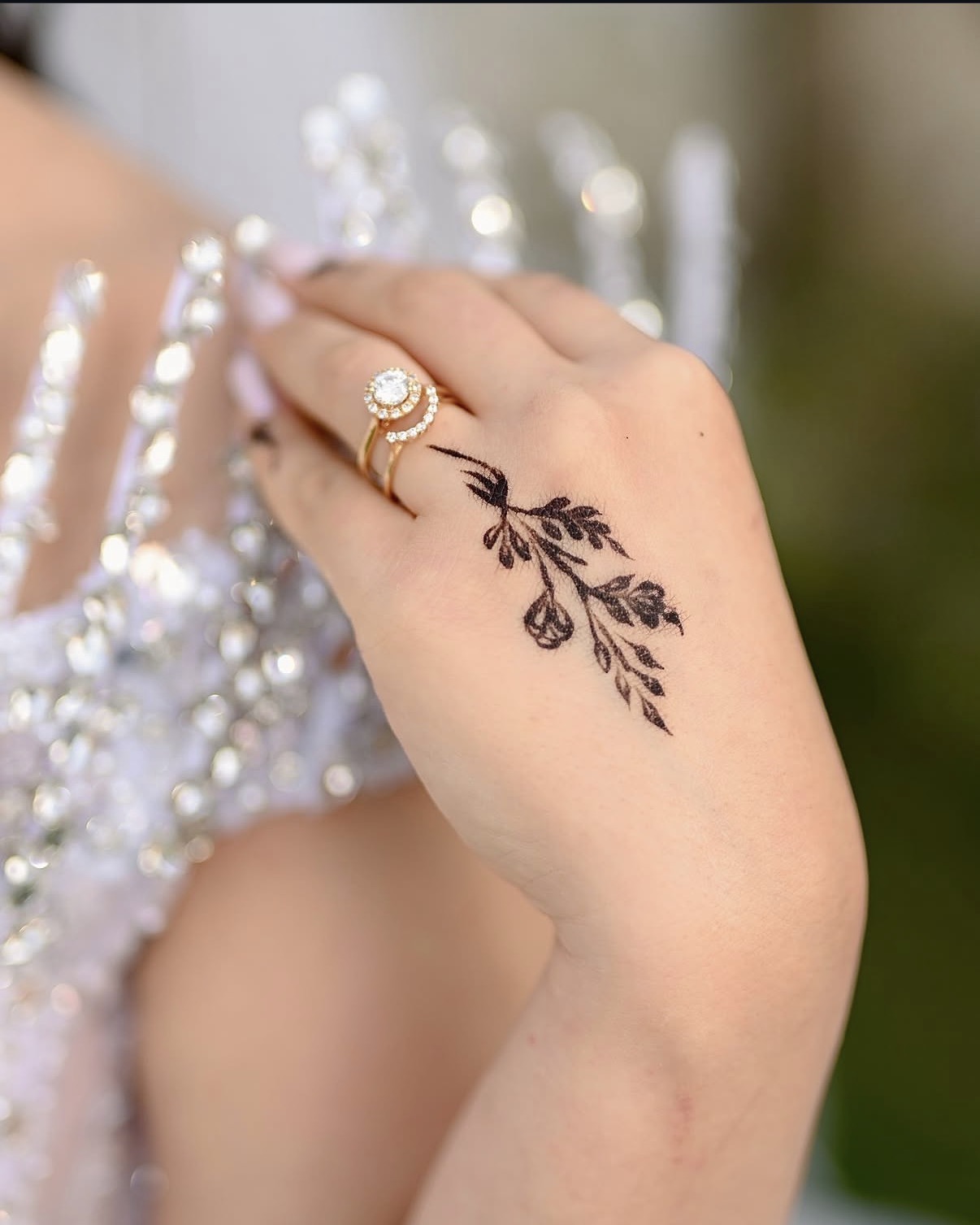 Main de la mariée, motif de henné floral et bague de fiançailles